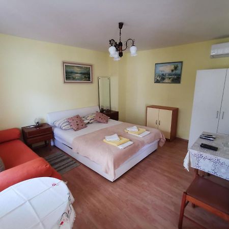 Studio Apartments Jasminka Selce Exterior photo
