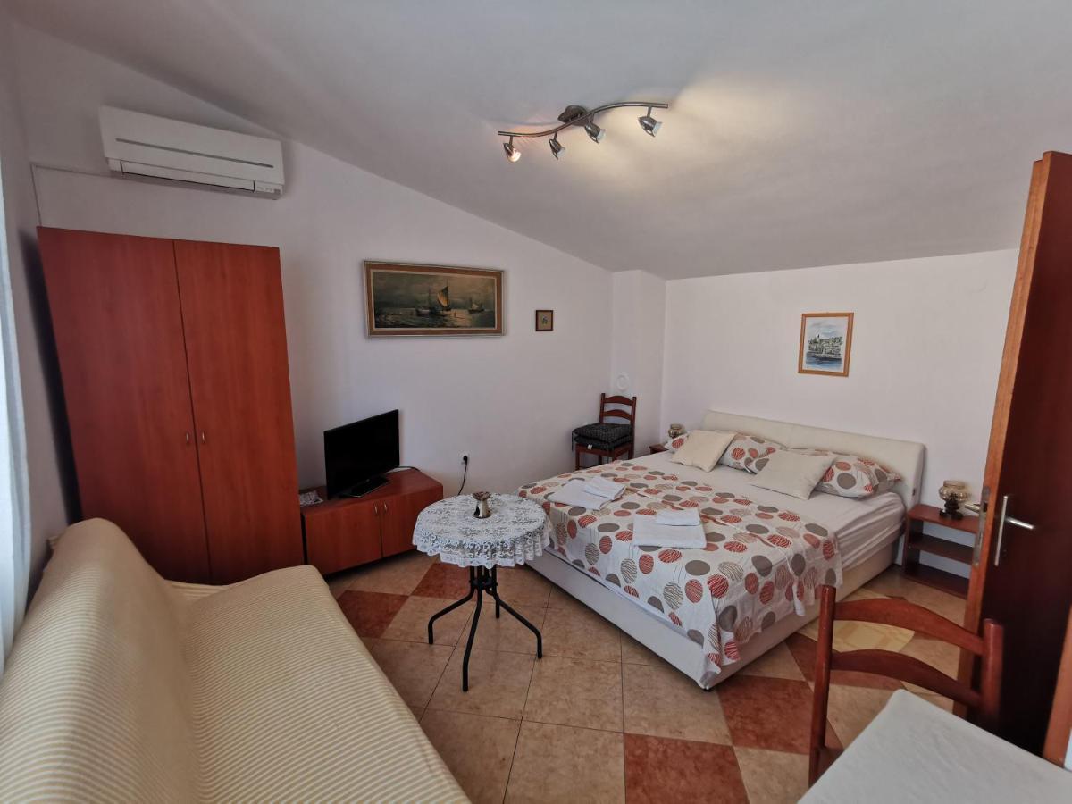 Studio Apartments Jasminka Selce Exterior photo