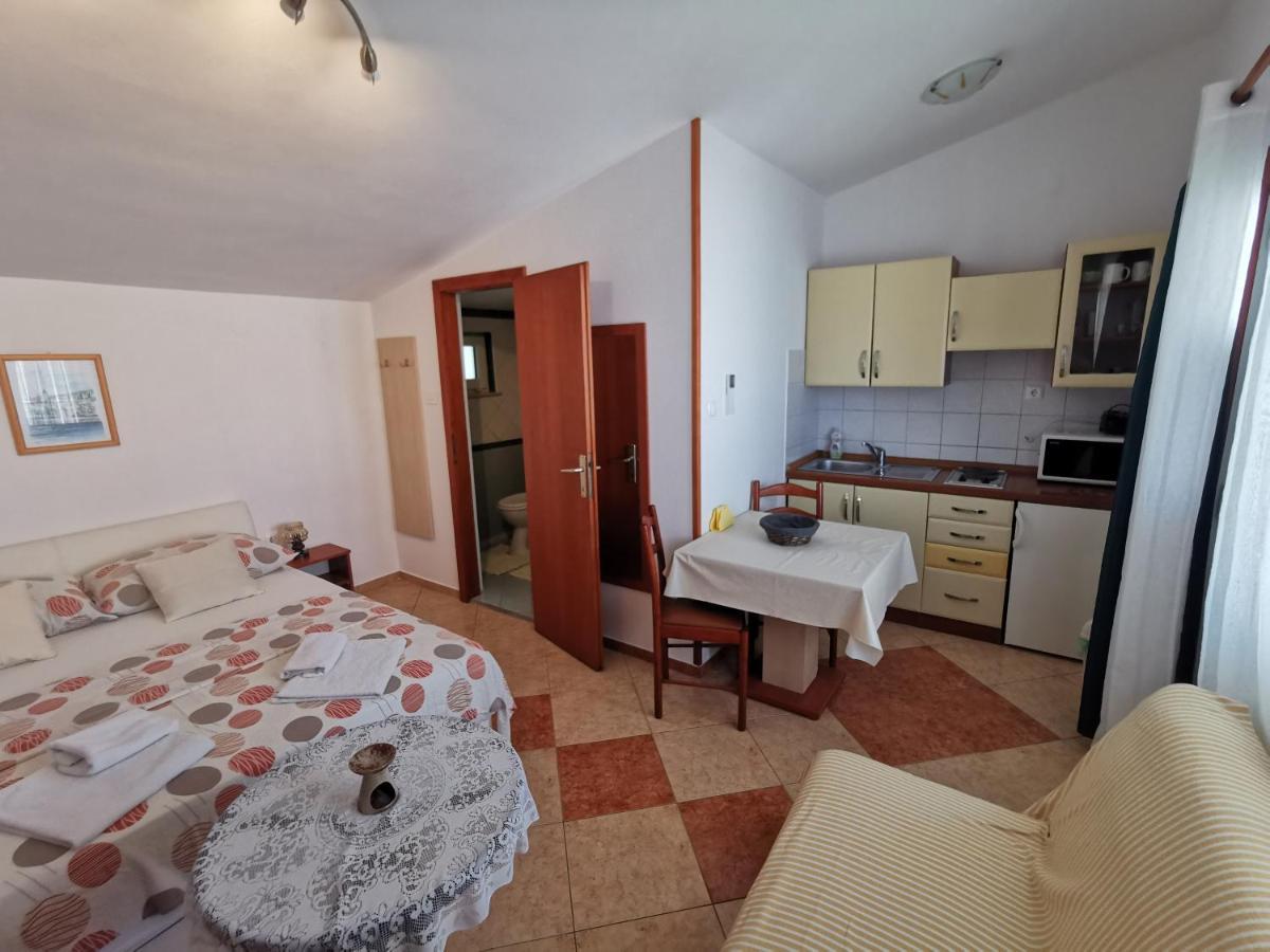Studio Apartments Jasminka Selce Exterior photo