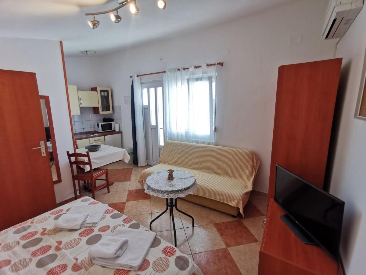 Studio Apartments Jasminka Selce Exterior photo