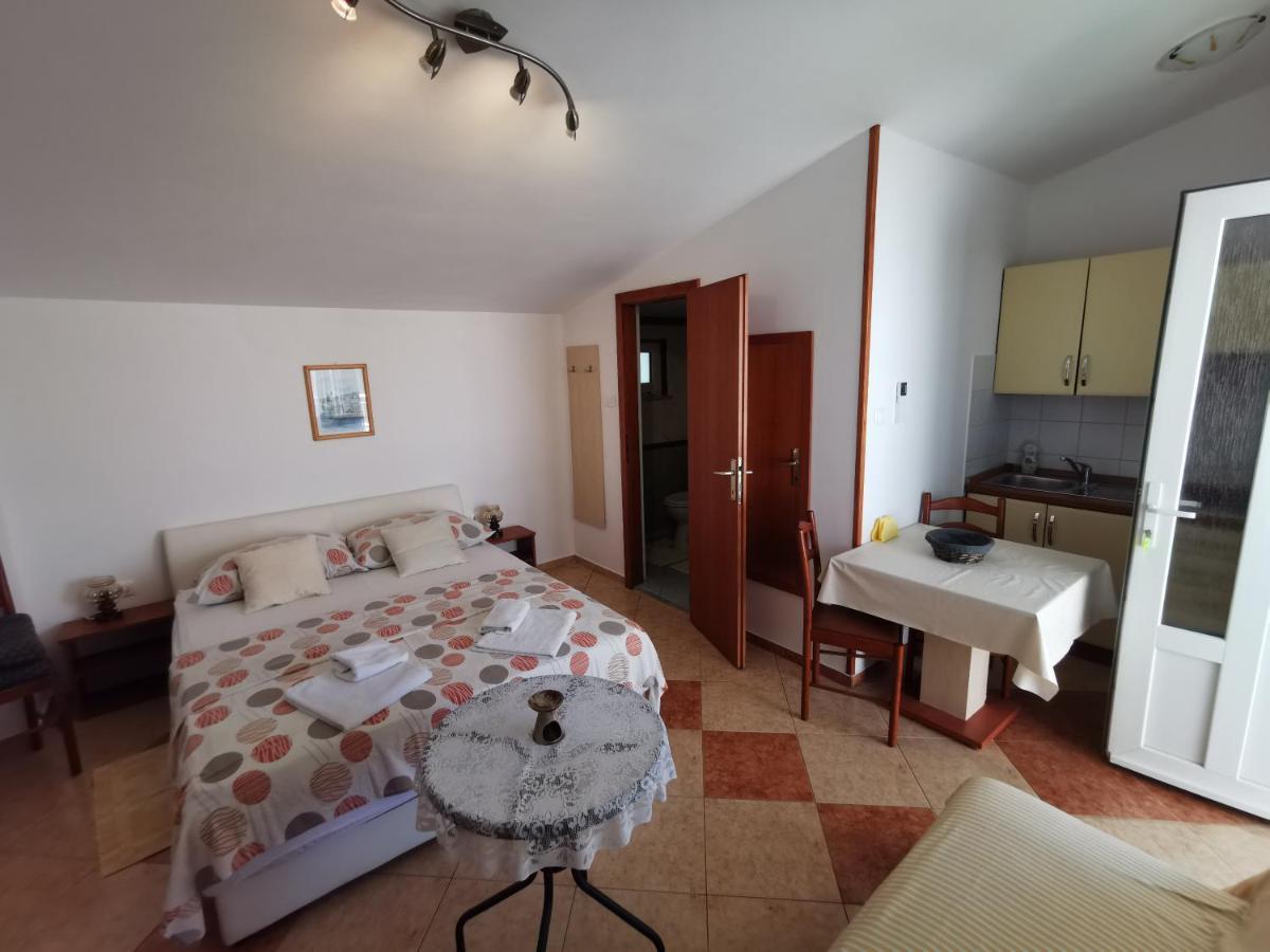 Studio Apartments Jasminka Selce Exterior photo