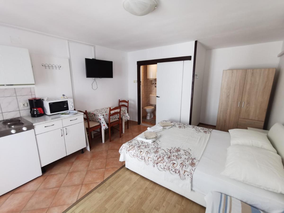 Studio Apartments Jasminka Selce Exterior photo