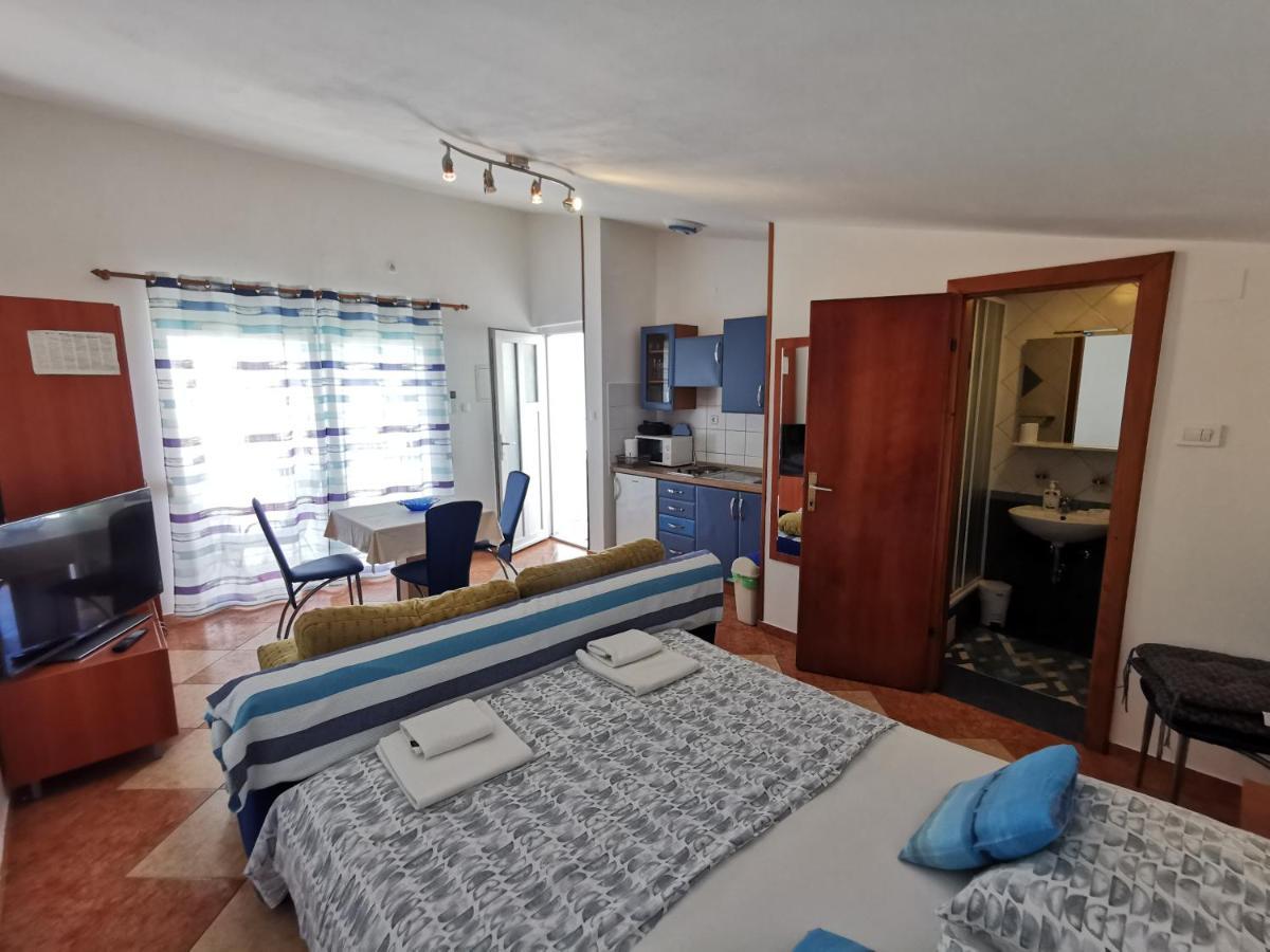 Studio Apartments Jasminka Selce Exterior photo