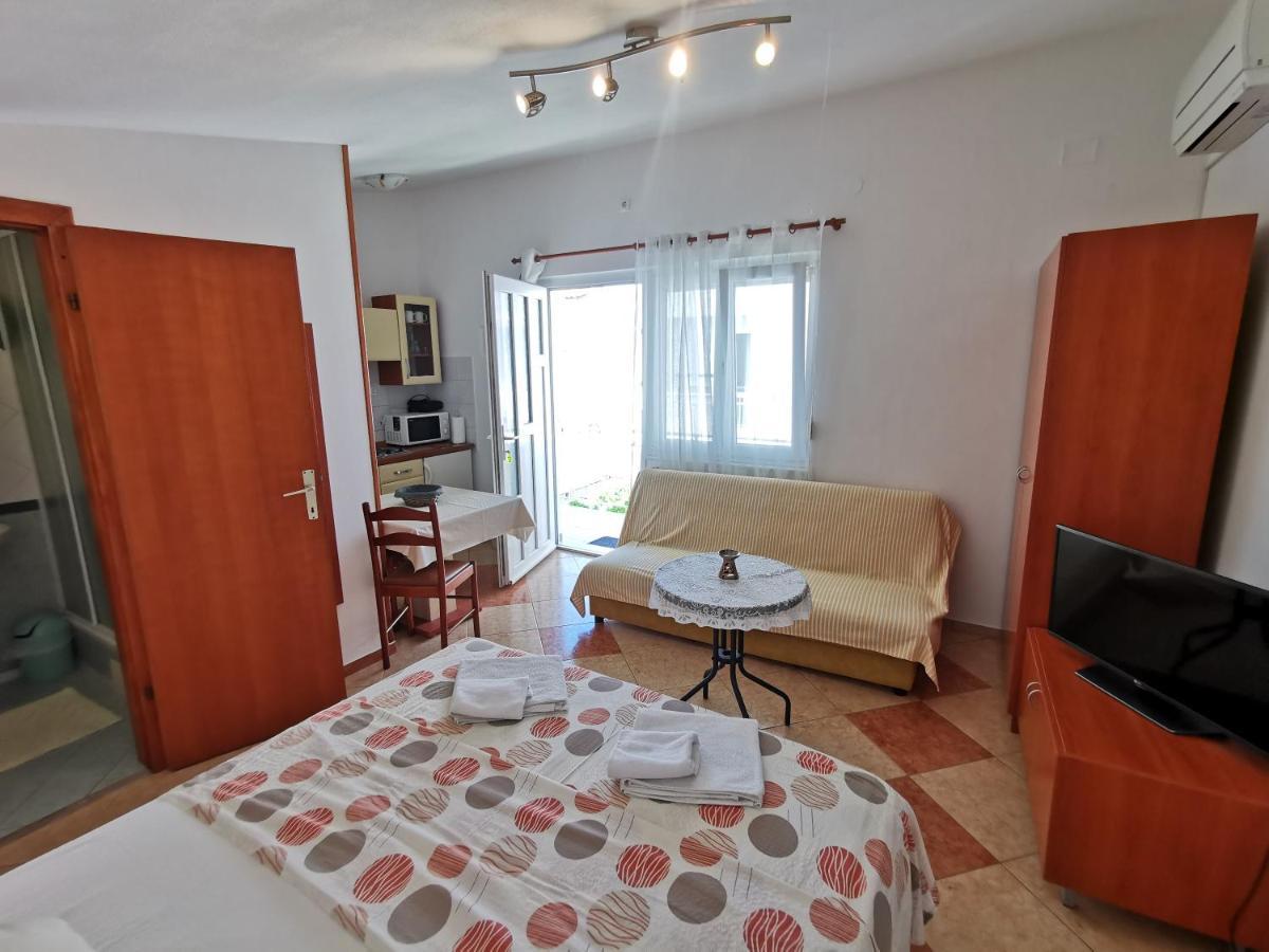 Studio Apartments Jasminka Selce Exterior photo