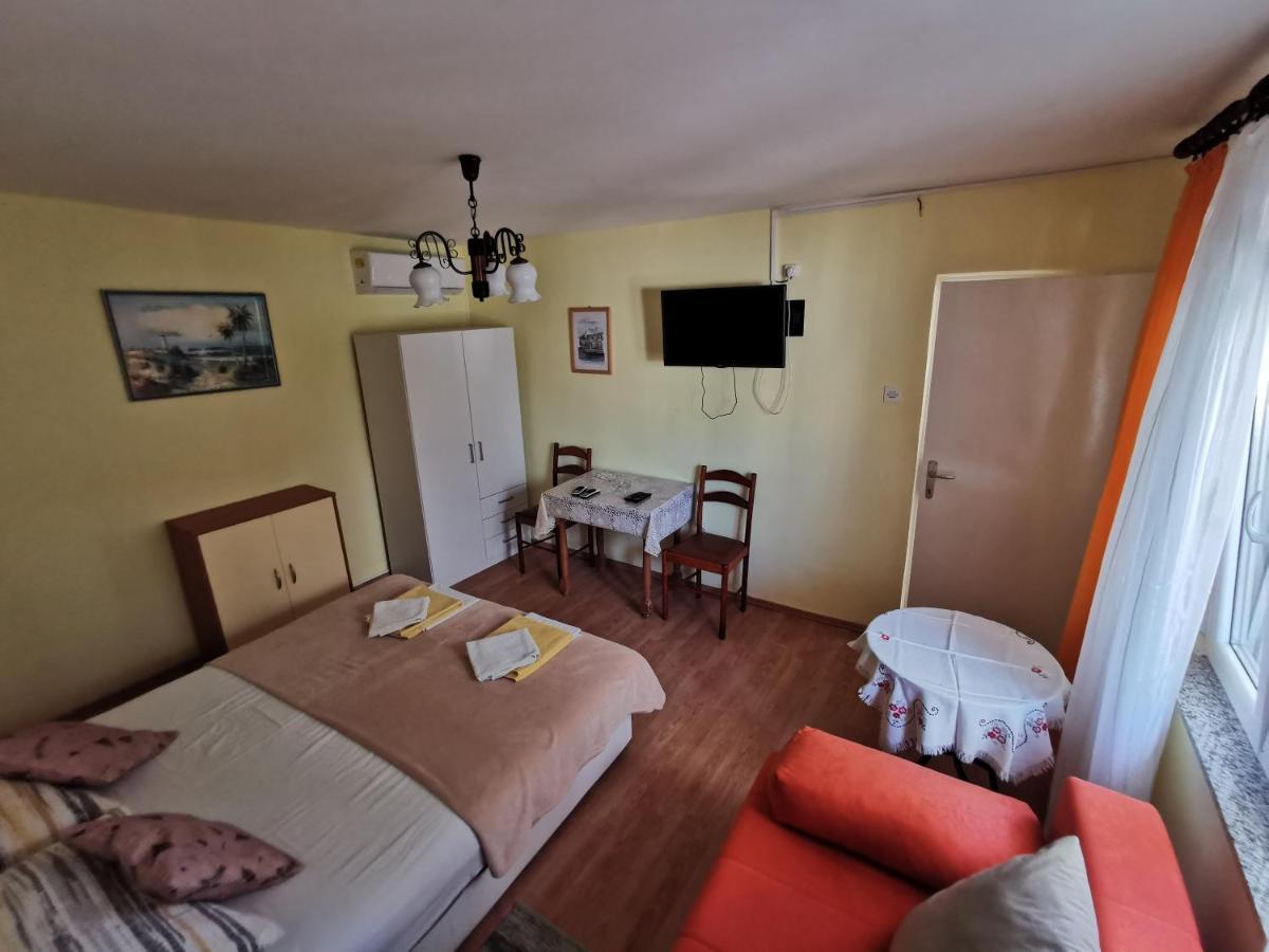 Studio Apartments Jasminka Selce Exterior photo